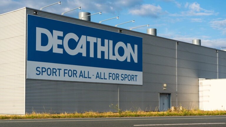 Decathlon lance des chaussures en toile à imprimé vichy pour un style estival féminin.