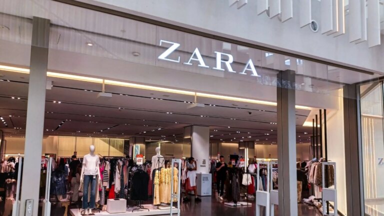 Zara propose une robe fluide et légère, tendance pour l’été selon les experts de la mode.