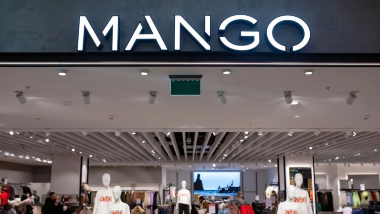 La robe longue noire de Mango, légère et tendance, adaptée aux vagues de chaleur estivales.