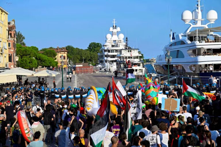 Venise proteste contre l’arrivée du mégayacht de l’ambassadeur américain Fertitta.
