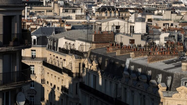 Paris augmente la taxe sur les logements vacants, créant une pénurie surtaxée.