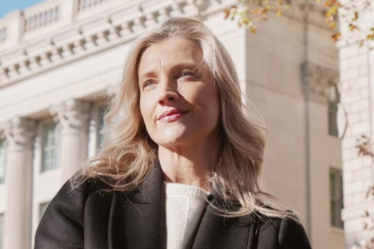 Maquilleuse de la Maison-Blanche déclare ne pas être responsable du teint orange de Trump