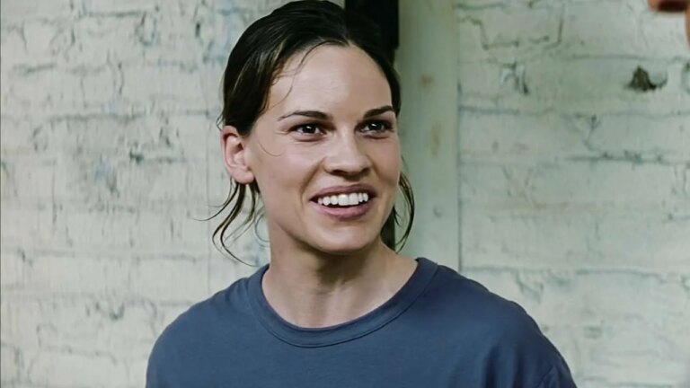 Hilary Swank, double lauréate des Oscars, revient sur sa carrière après Million Dollar Baby