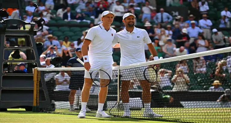 Jannik Sinner bat Novak Djokovic lors d’un match décisif au tournoi de tennis.