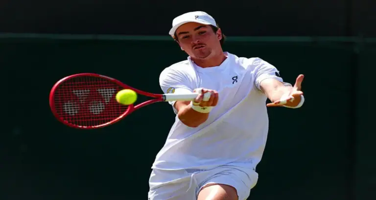 João Fonseca révèle un aspect clé de sa victoire contre Novak Djokovic au tennis.