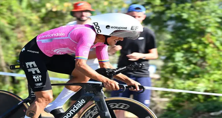 Richard Carapaz remporte la 18e étape du Tour de France 2026 avec une avance significative.