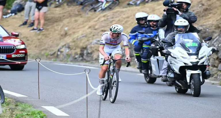 Tadej Pogacar établit un nouveau record lors du Tour de France et renforce sa position de leader.