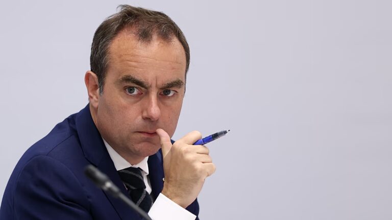 Canicule et incendies : motion de censure des Écologistes, Lecornu sur le terrain.