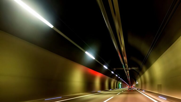Le tunnel de Tende rouvre avec circulation alternée pour améliorer la sécurité routière.