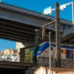 Les Alpes-Maritimes développent un nouveau réseau de transports pour améliorer la mobilité régionale.