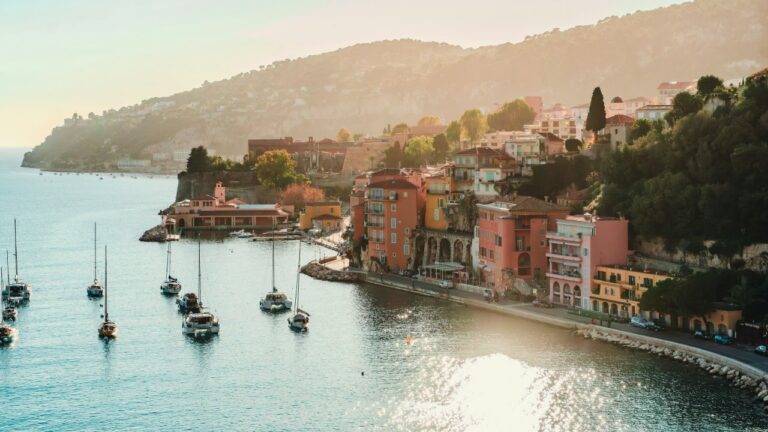 Surtourisme : Menton, Roquebrune-Cap-Martin et Nice parmi les villes les plus affectées en France.