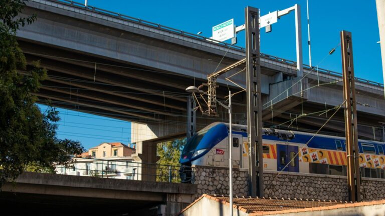 Deux gares des Alpes-Maritimes sans trains vers Menton et l’Italie.