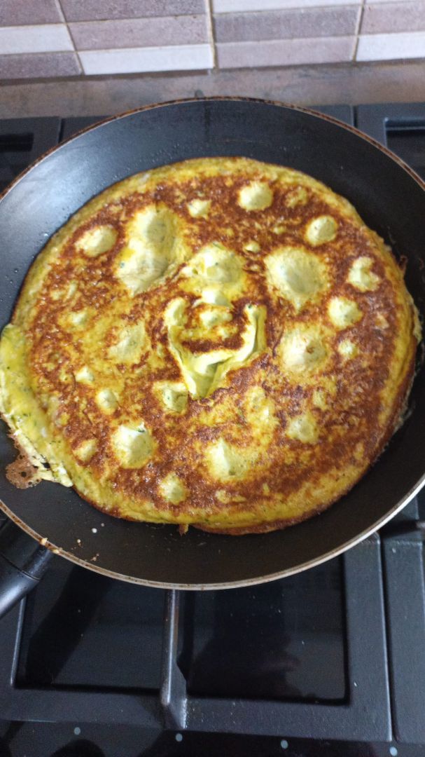 Recette d’omelette à la courgette présentée par Gigi dans son émission culinaire.