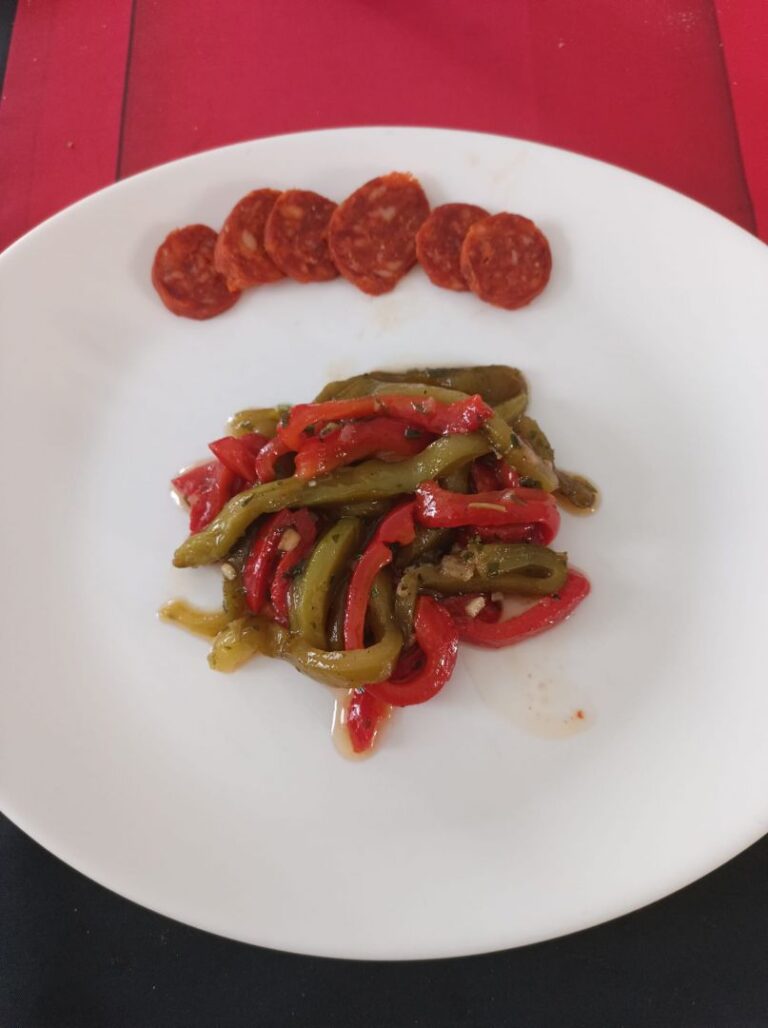 Recette de salade de poivrons marinés présentée par Gigi dans son émission culinaire.