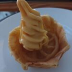 Recette de crème glacée à la pêche et à l&rsquo;abricot réalisée avec la swirl Ninja dans une cuisine professionnelle.