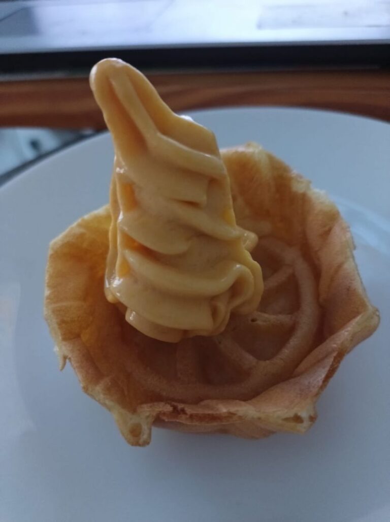 Recette de crème glacée à la pêche et à l’abricot réalisée avec la swirl Ninja dans une cuisine professionnelle.