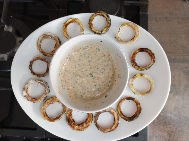 Recette d’anneaux de courgettes à la sauce au yaourt avec le Combi Ninja en cuisine