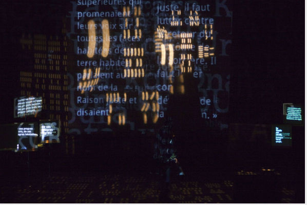 Exploration des micro-textes dans les écritures scéniques contemporaines
