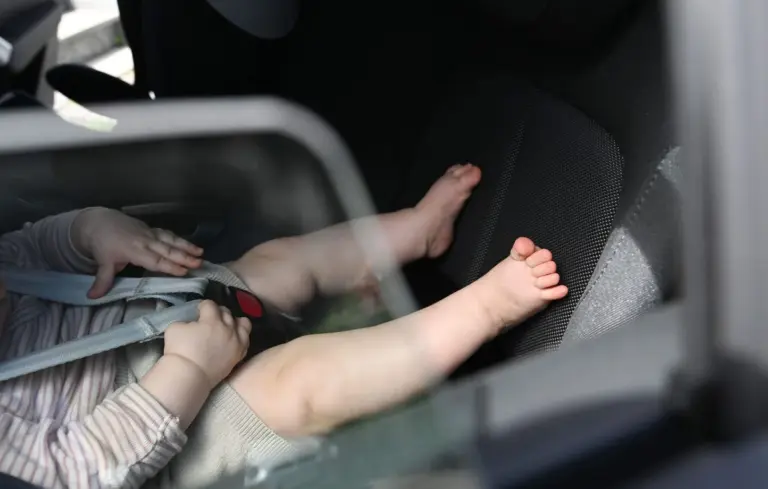 Canicule : mise en garde après la mort de bébés oubliés dans des voitures en France