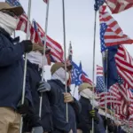 Des suprémacistes défilent à Washington, suscitant des tensions et des réactions.