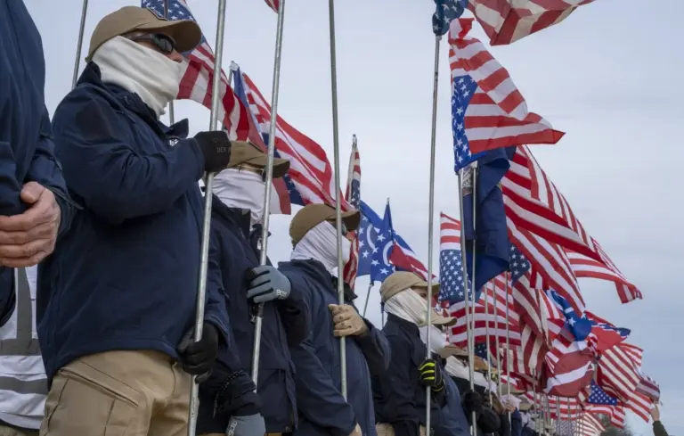 Des suprémacistes défilent à Washington, suscitant des tensions et des réactions.
