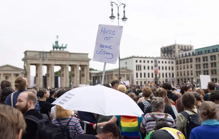 Attaque à la pride de Berlin : un suspect abattu par la police lors de l’intervention.