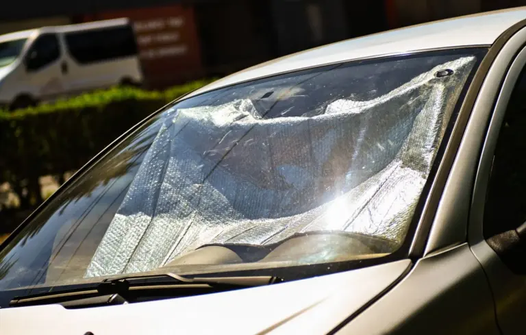 Marseille : une passante brise une vitre pour secourir un enfant enfermé dans une voiture chaude