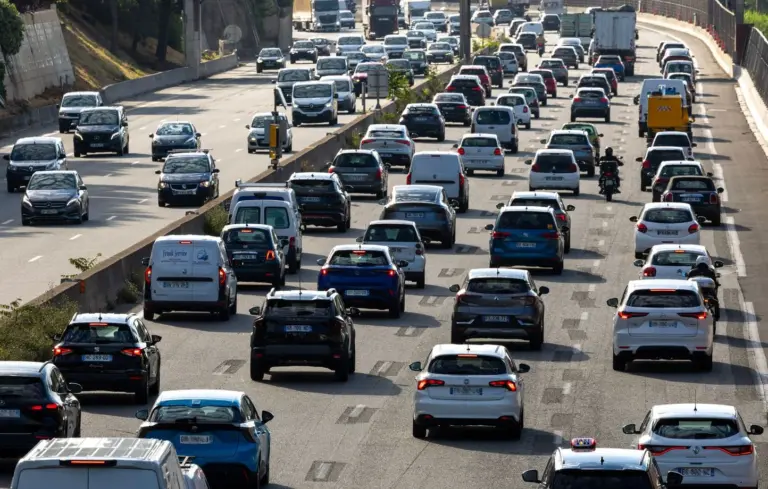 Trafic chargé sur autoroutes françaises : jusqu’à 660 km de bouchons signalés.
