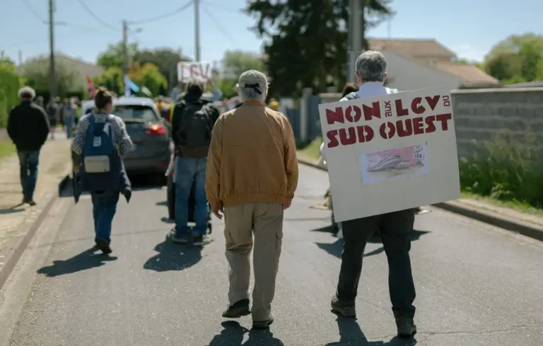 Chaîne humaine au sud de Bordeaux contre la LGV Sud-Ouest mobilise des opposants.