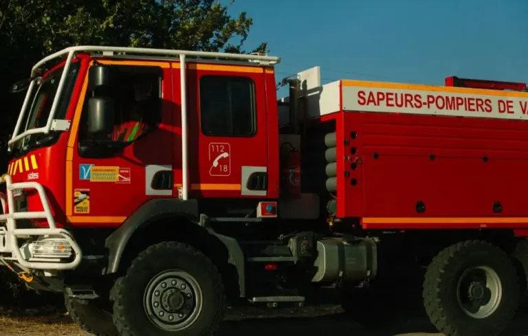 Drôme : un feu de forêt persistant affecte la zone montagneuse et mobilise les secours.