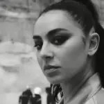 Charli XCX remet en question son image de « Brat Girl » et ses conséquences artistiques.