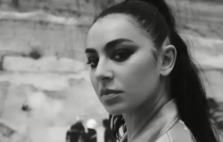 Charli XCX remet en question son image de « Brat Girl » et ses conséquences artistiques.