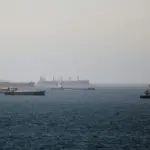 Un projectile non identifié frappe un tanker dans le détroit d’Ormuz, tensions croissantes.