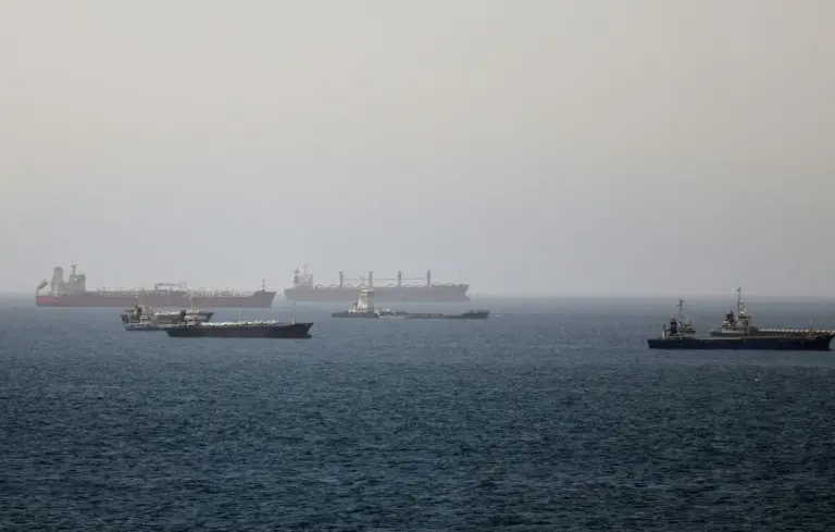 Un projectile non identifié frappe un tanker dans le détroit d’Ormuz, tensions croissantes.