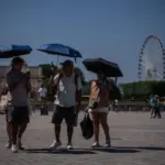 Canicule : 61 départements placés en vigilance orange par Météo-France mardi.
