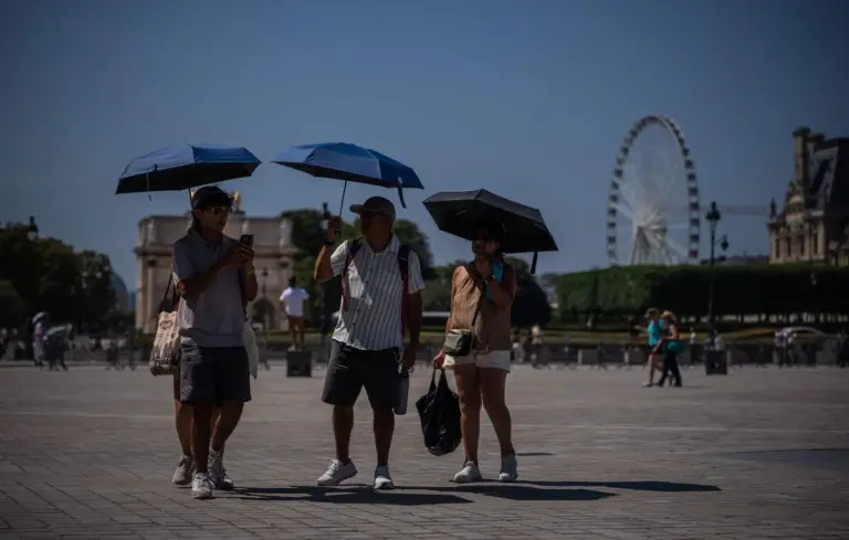 Canicule : 61 départements placés en vigilance orange par Météo-France mardi.