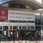 Résultats du bac : M. Freeze distribue les résultats entre cris et pleurs des candidats.