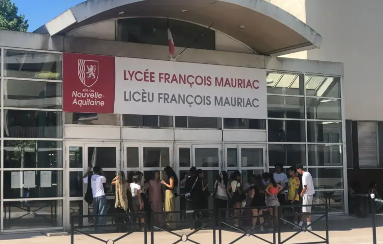 Résultats du bac : M. Freeze distribue les résultats entre cris et pleurs des candidats.