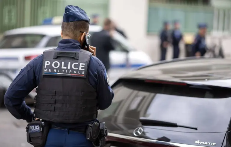 Nice : Un adolescent poignardé dans un parking, enquête ouverte par les autorités.