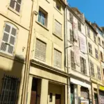 Trois immeubles évacués rue d’Aubagne à Marseille en raison de fissures constatées.