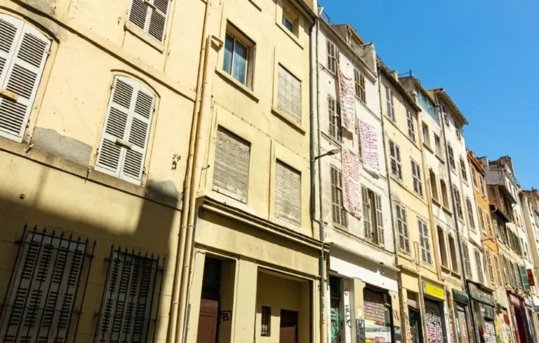 Trois immeubles évacués rue d’Aubagne à Marseille en raison de fissures constatées.