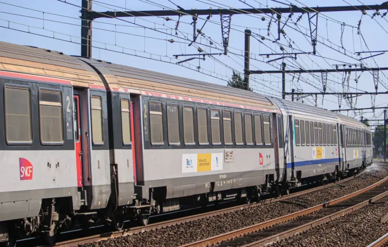Orages dans le Lot : un arbre bloque les voies, deux trains de nuit retardés de près de 6 heures.