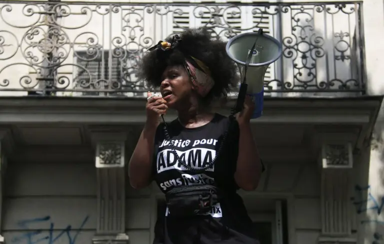 Val-d’Oise : Rassemblement de centaines de personnes en mémoire d’Adama Traoré