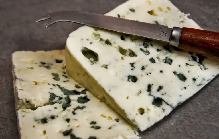 Droits de douane américains : l’UE demande des dérogations pour vins, fromages et huiles.
