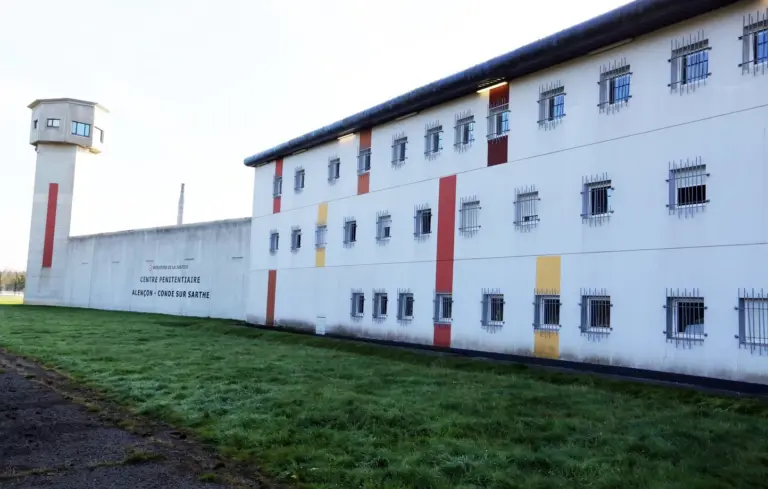 Enquête sur des humiliations et du harcèlement à la super-prison de Condé-sur-Sarthe après plainte de détenus.