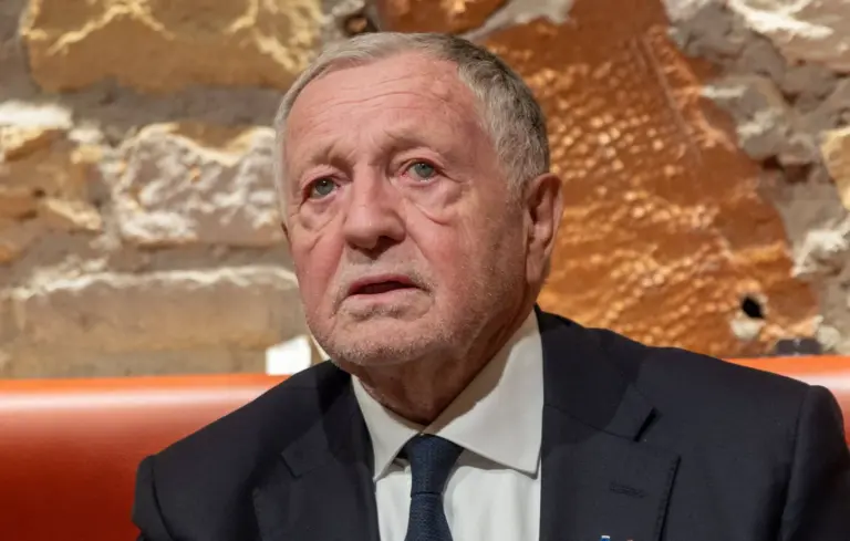 A Lyon, Aulas critique ses anciens alliés de la droite sur des tensions politiques.