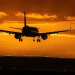 Un avion-cargo escorté par un chasseur atterrit en urgence à Nantes suite à un train d’atterrissage bloqué.