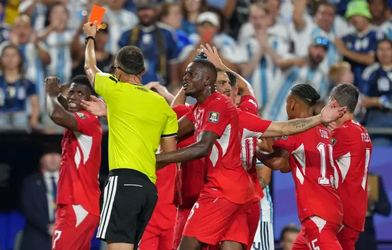 Coupe du Monde : l’Argentine qualifiée, l’arbitrage au cœur des débats.