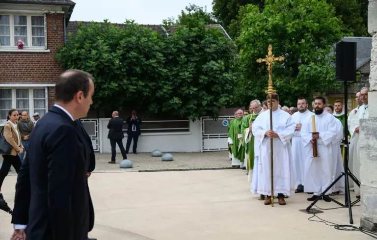 Terrorisme : La France honore la mémoire du père Hamel après son assassinat.