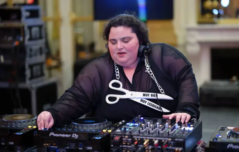 Concert de la DJ Barbara Butch : une performance calme et appréciée par le public.